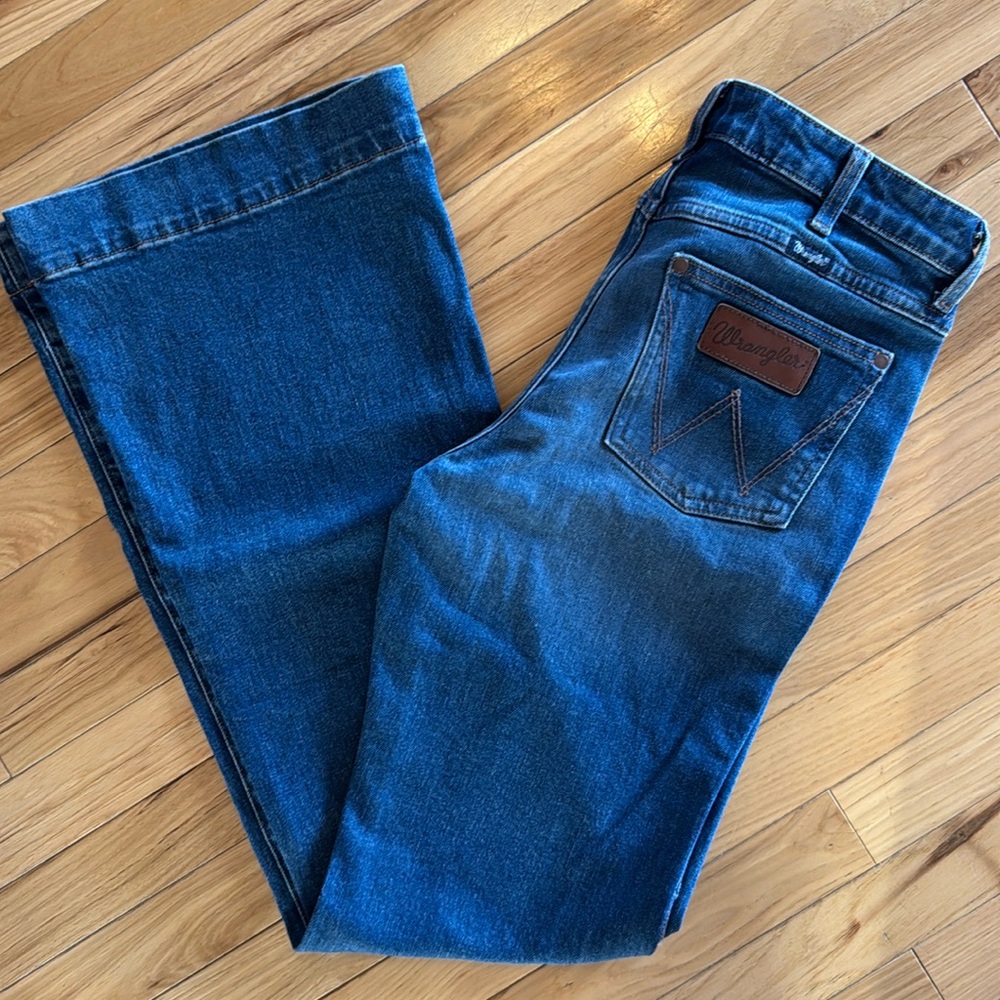 Wrangler retro bootcut jeans! BRAND NEW NEVER WORN. Size 27X34